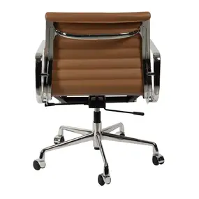 Эргономичное кресло Eames Ribbed Office Chair EA 117, коричневая кожа